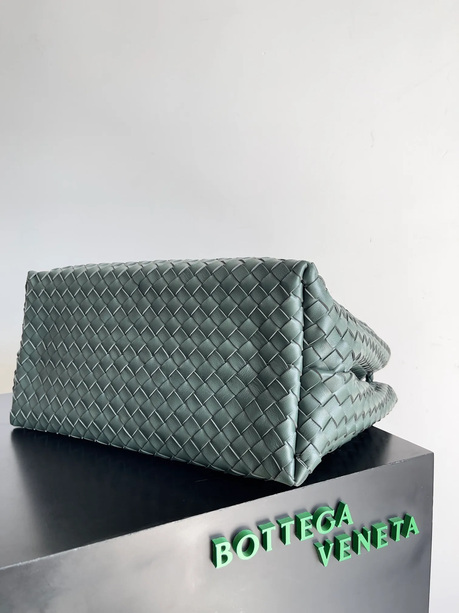 Batch 3760 Recently, the same style of bag that celebrities love is both high-end and practical. Michelle Yeoh, Kim Namjoon, Jing Boran, Tong Liya, Sun Qian, Wu Qianyu, Du Juan, Ma Yili and Bai Baihe are all carrying Bottega Veneta summer series Andiamo handbags. Andiamo has a simple structure and rounded lines. The whole piece is made of Nappa leather. It is comfortable, soft and dynamic. It adds interest to daily life and can be easily matched with various styles. Andiamo handbags are available in three sizes: small, medium and large. There are many colors to choose from, which can meet different needs. You can really carry it whether it is daily or attending events. Style number: 743575 Size: 45*22*34 including handle height 44cm